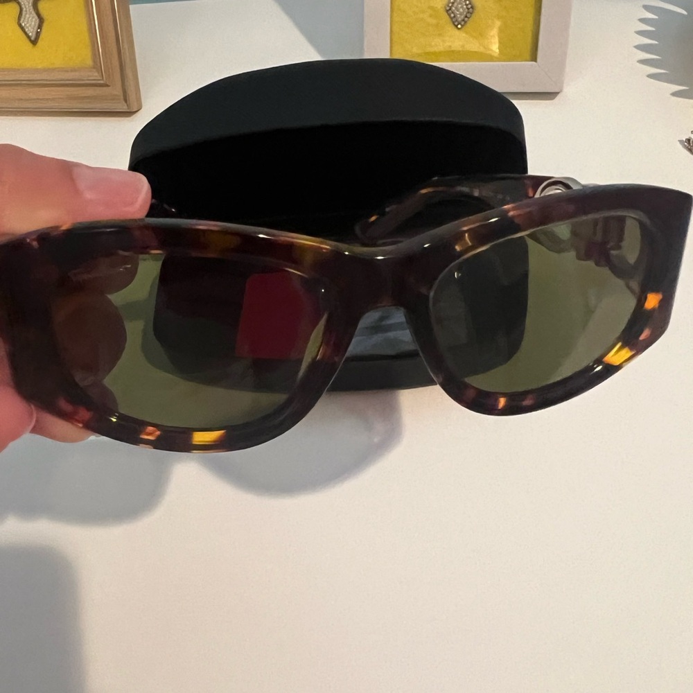 Ferragamo Tortoiseshell
Hardware Sunglasses 😎